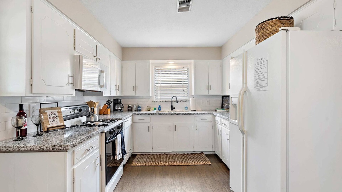 Deer Park House | with Arcade and Covered Patio Sleep 9 in this 4 Bedroom 2 Bath Home 5 star host