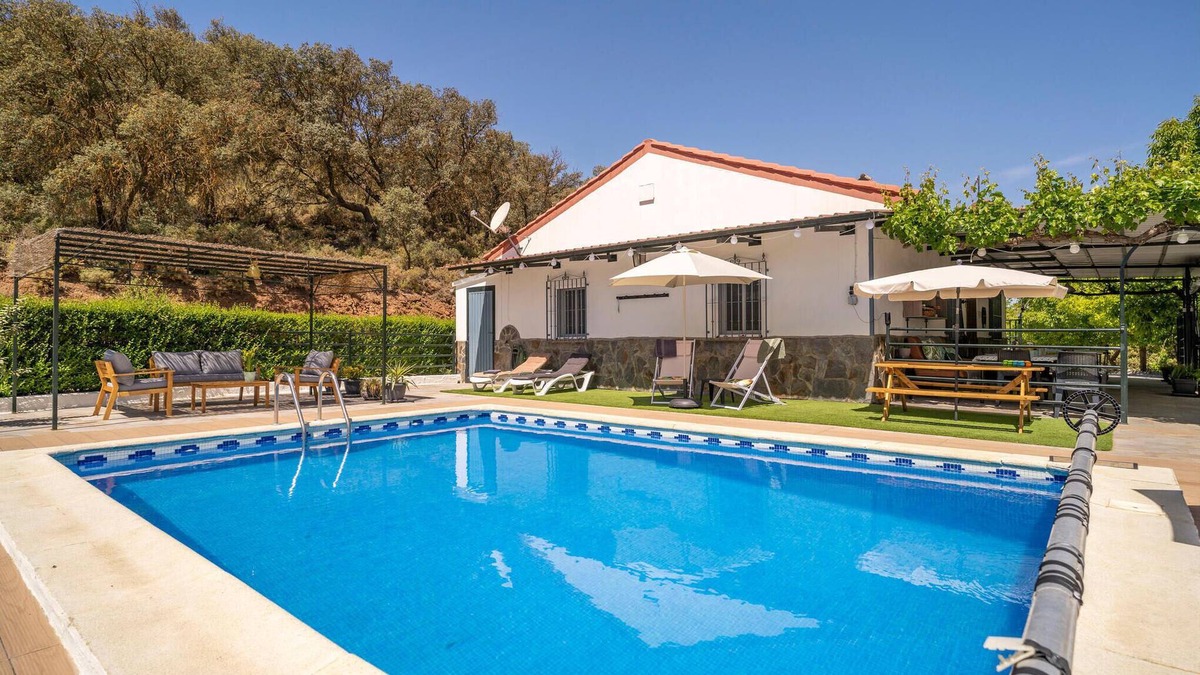 Alhama de Granada House | With breathtaking views in the middle of nature, this spacious and family vacation home with swimmin