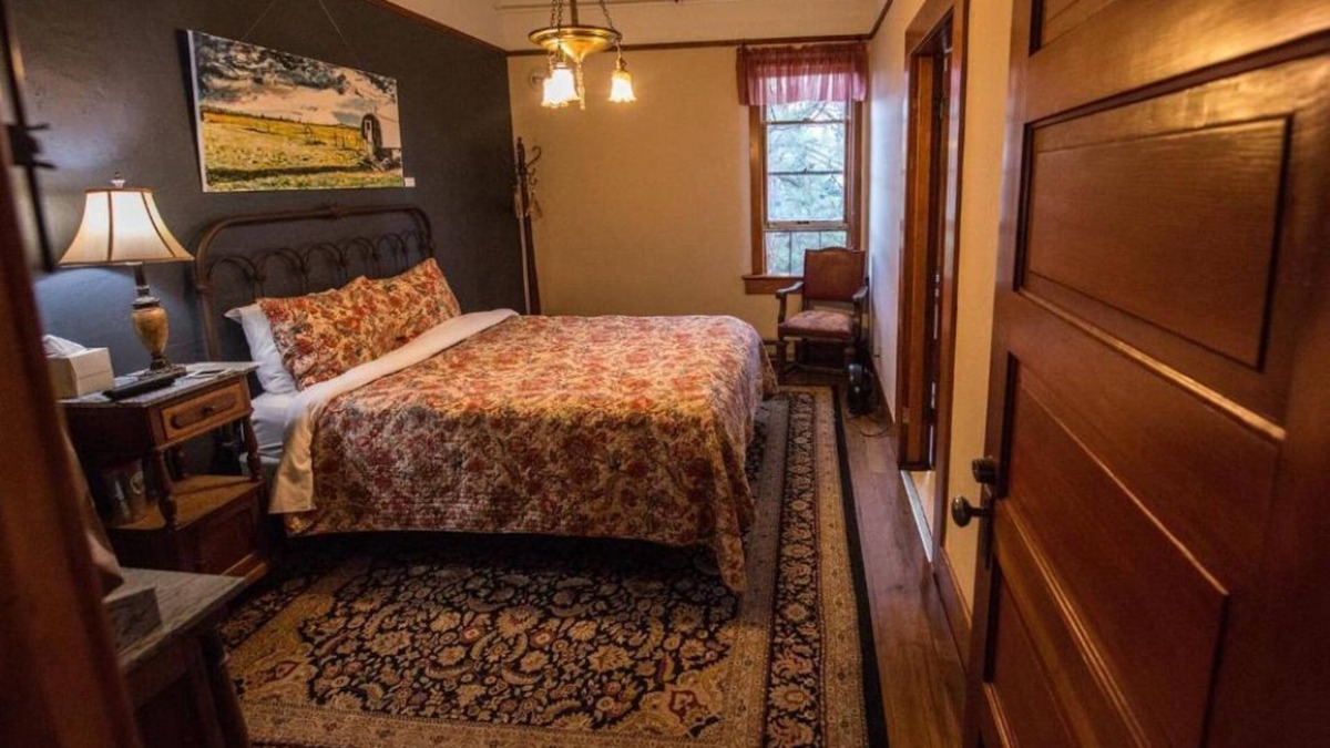Dufur House | With Free Parking! Onsite Restaurant and Bar, Near White River Falls State Park!