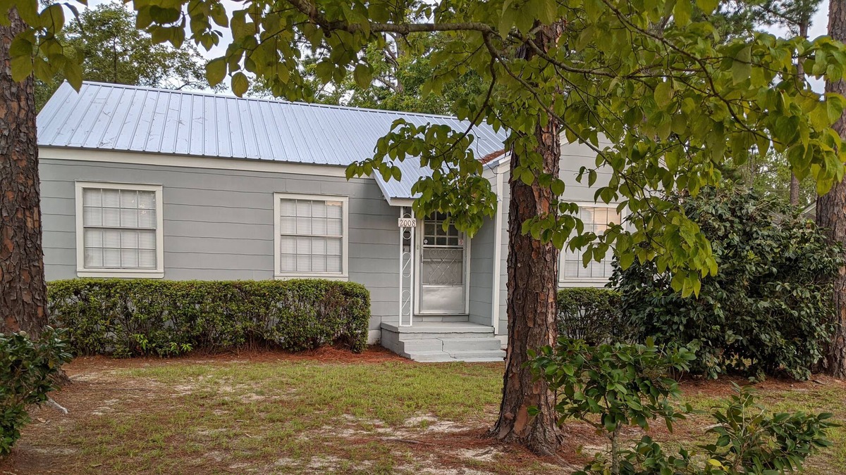 Waycross Cottage | With in walking and seeing of Waycross Hospital
