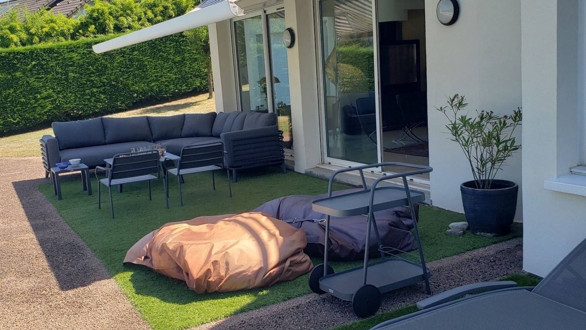Merignac House | With its feet in the water, this superb contemporary villa