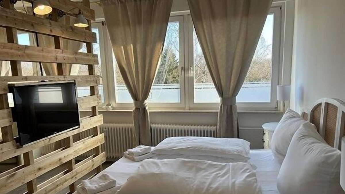 Bramfeld Apartment | With its special style in Shabby Chic, this lovingly furnished apartment will take you back in time. The apartment is equipped with a double bed, kitchenette, a comfortable couch and cupboards, as well as a beautiful bathroom with shower. A pretty...