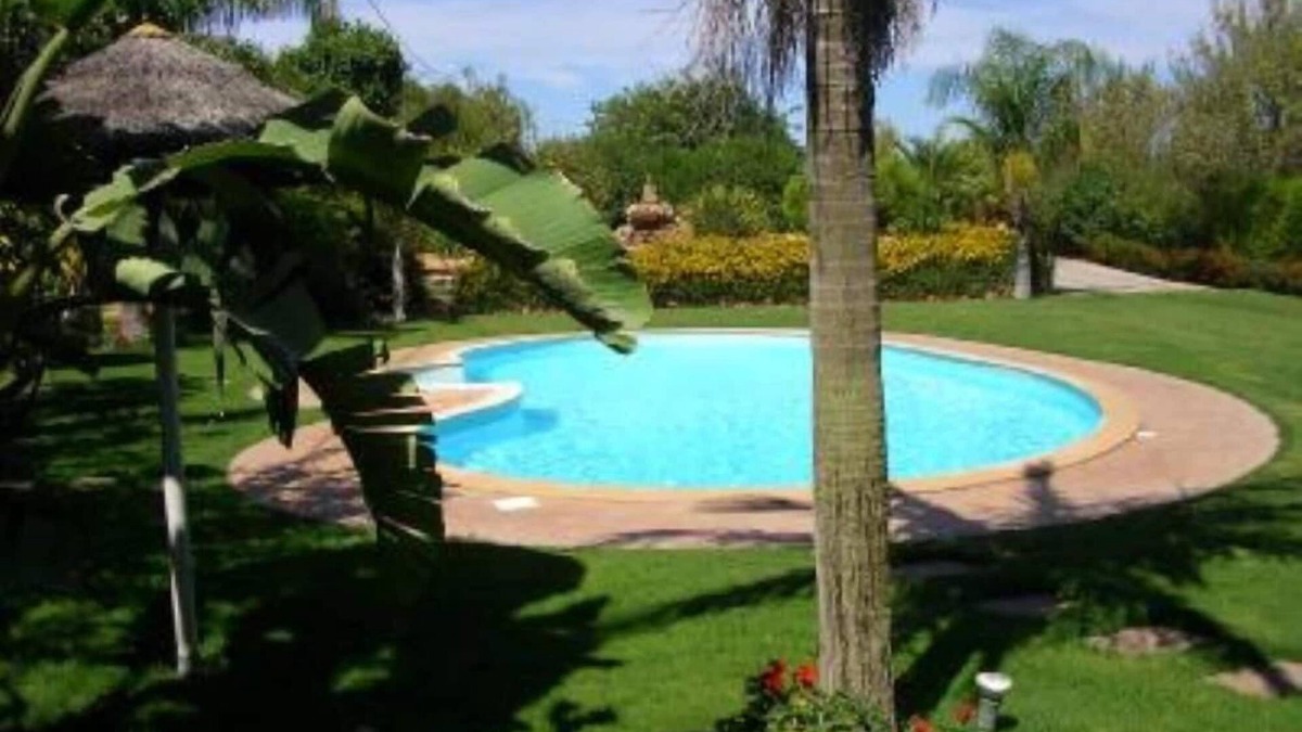 Albufeira Apartment | With pool, garden, barbecue and lake