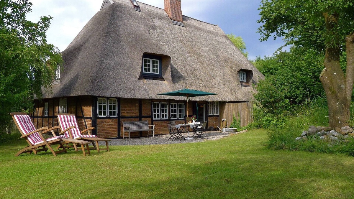 Behrensdorf House | With wood-burning stove, free firewood, WLAN, sauna, garden, a few minutes from the beach.