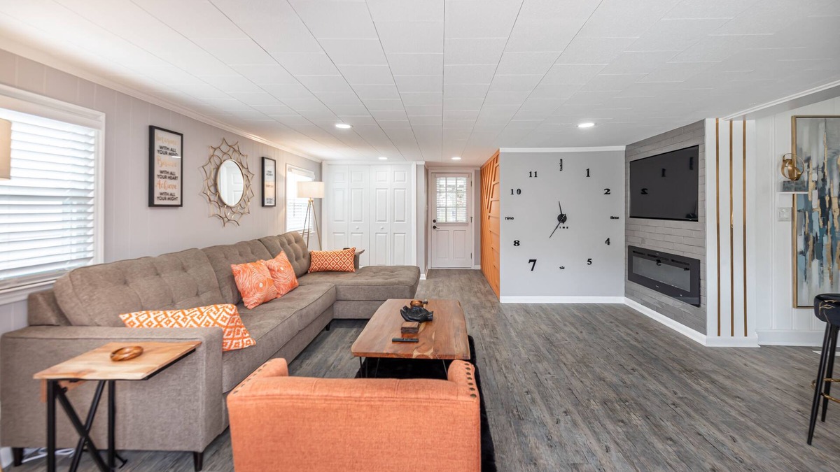 Southeast Raleigh House | WITHIN MINUTES TO COASTAL CREDIT UNION MUSIC PK & WALNUT CREEK SOFTBALL COMPLEX
