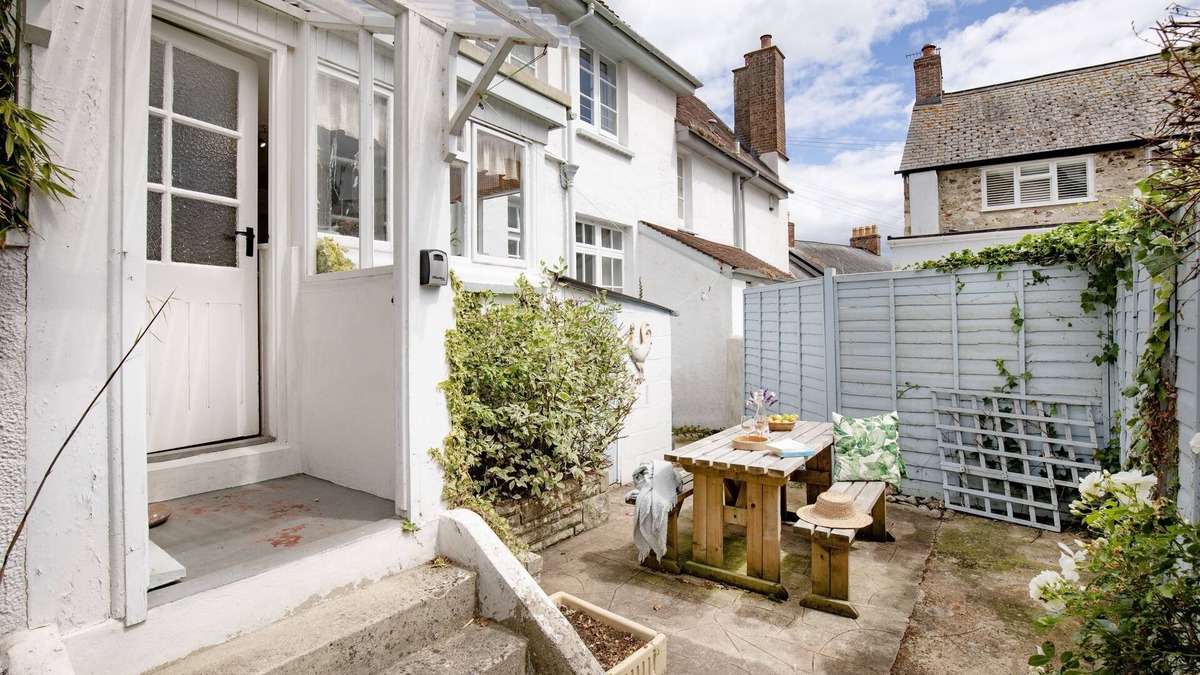 Beer Cottage | Withycombe is a beautifully presented dog-friendly terraced cottage for six guests