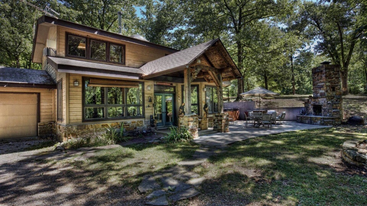 Eureka Springs Cabin | Wits End Cabin On 65 Gated Acres, Amazing Outdoor Fireplace & Hot Tub