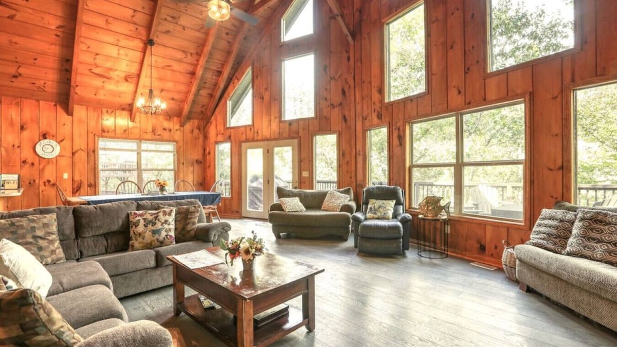 Flat Hollow Marina Cabin | Witt's Cove Landing Lakefront, cov'd dock+hot tub