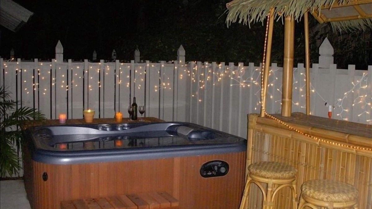 Lawton Woods House | Wlk t Beach/Prvt Ht Pool/Jaczzi/2 Kng Beds/4 bikes