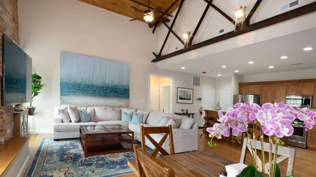Lexington Apartment | WLU & VMI’s Urban Retreat with Private Parking