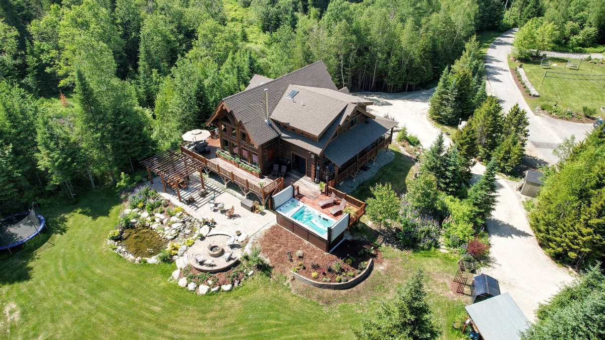 Bretton Woods Cabin | WM dream home in National Forest; AC, swimspa, beach, massage chair, and dog friendly!