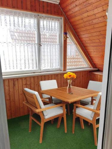 Lonnerstadt Apartment | Wohnung Beth im Dachgeschoss mit Balkon