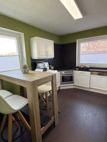 Laakirchen Apartment | Wohnung im Grünen am Stadtrand, 50 m2, eigener Garten mit Terrasse, eigener Eingang, kostenloses Parken