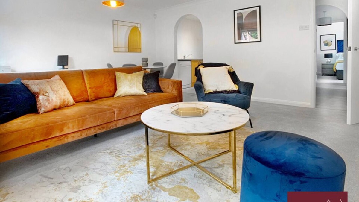 Wokingham Apartment | Wokingham - 2 Bedroom Maisonette - With Parking