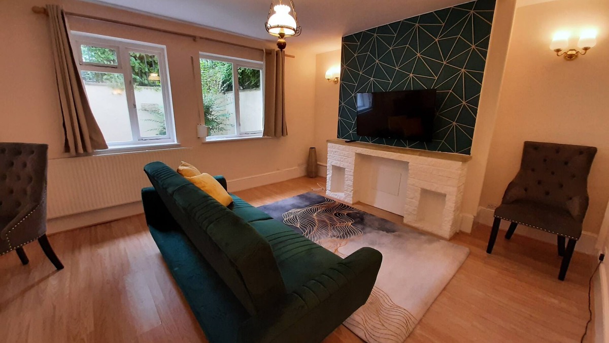 Wokingham House | Wokingham Centre: 5 min walk from Station & high street. Free Parking + Garden.