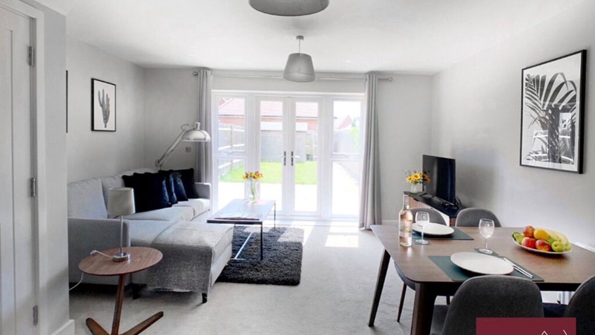 Wokingham House | Wokingham - Garden, Parking, Pets Welcome