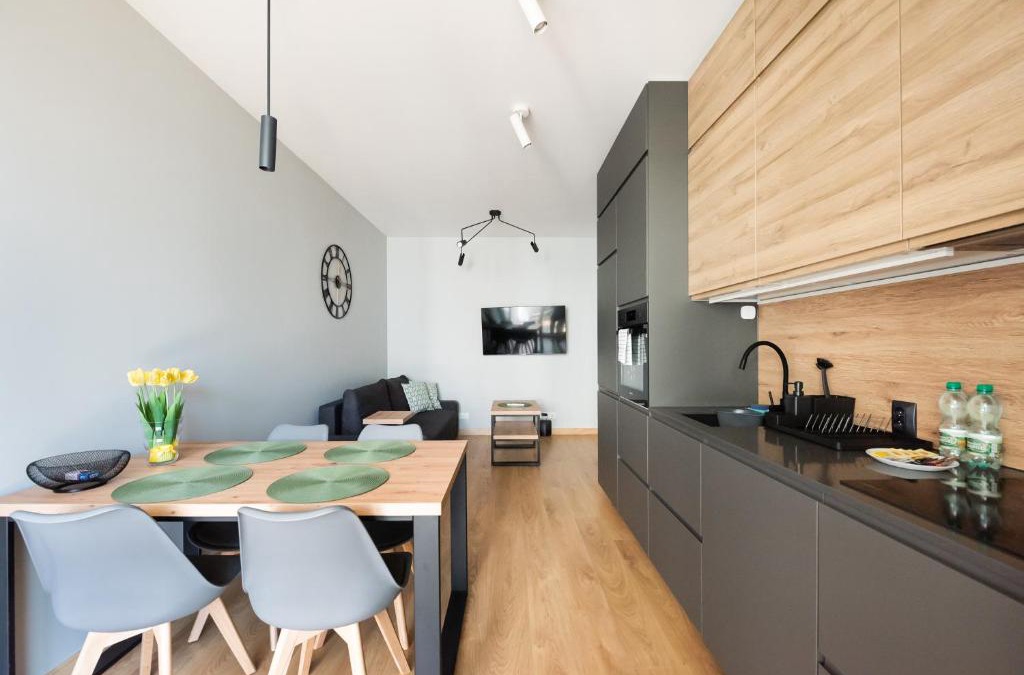 Powazki Apartment | Wola Skwer Happy Apartment by BookingHost