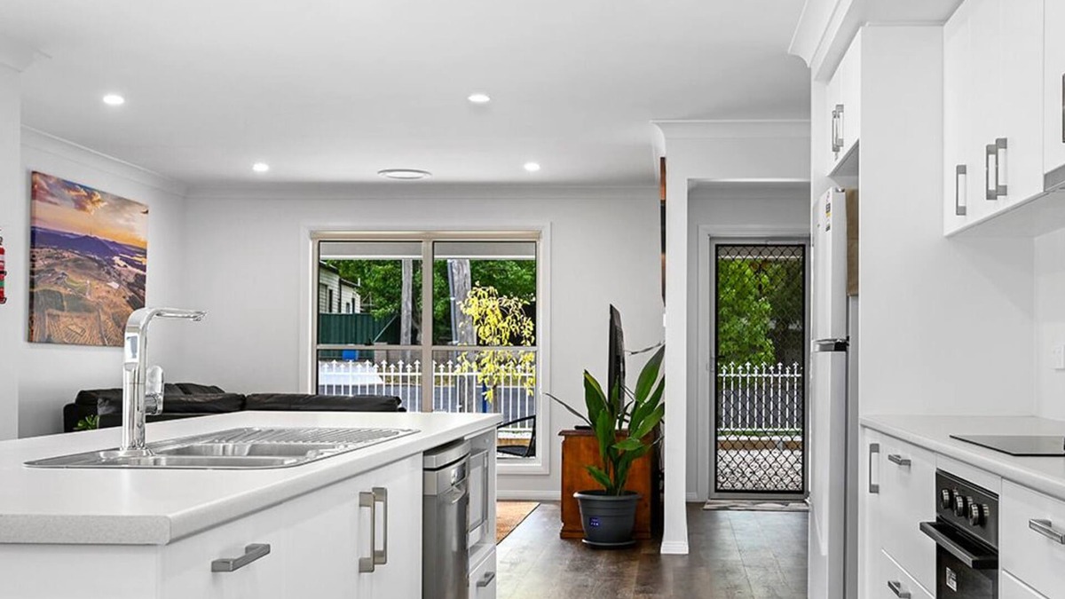 Orange East Villa | Wolaroi Villa 1, with Netflix and Disney Plus - In a Quiet Street