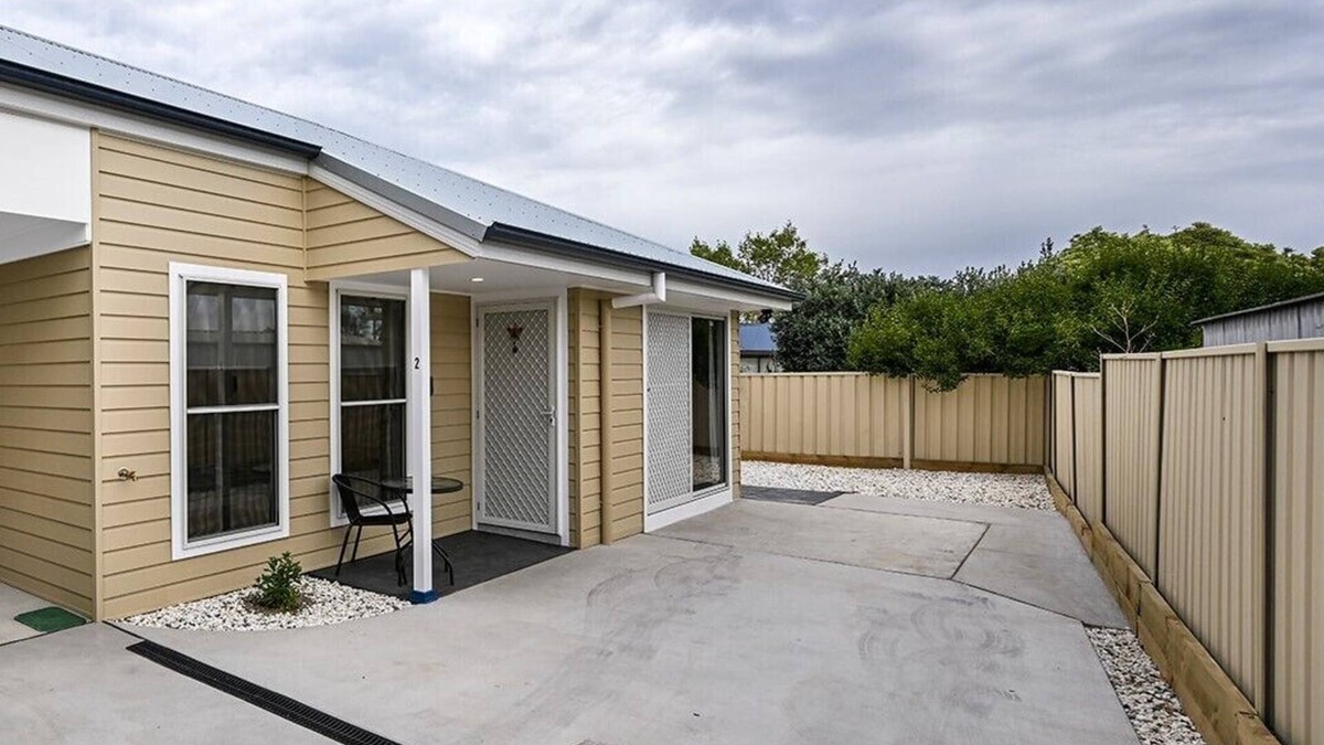 Orange East Villa | Wolaroi Villa 2, with Netflix and Disney Plus - In a Quiet Street