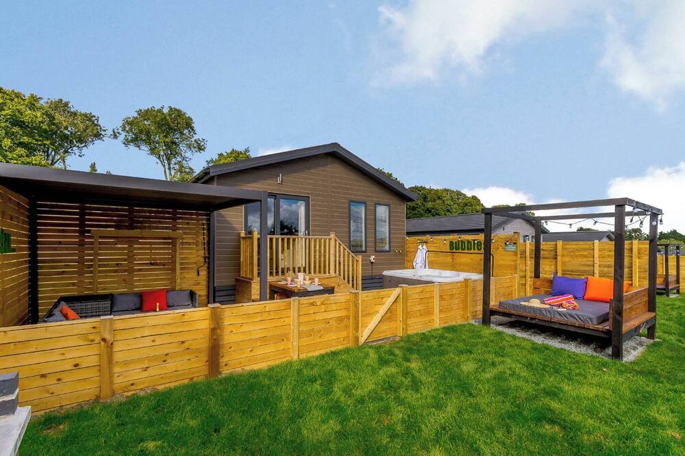 Raywell Ski Chalet | Wolds View Spa (Pet Garden)