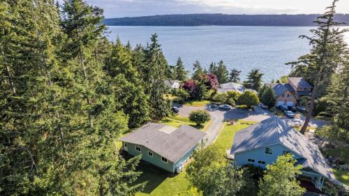 Langley House | Wolf Beach Cottage by AvantStay Harbor Views