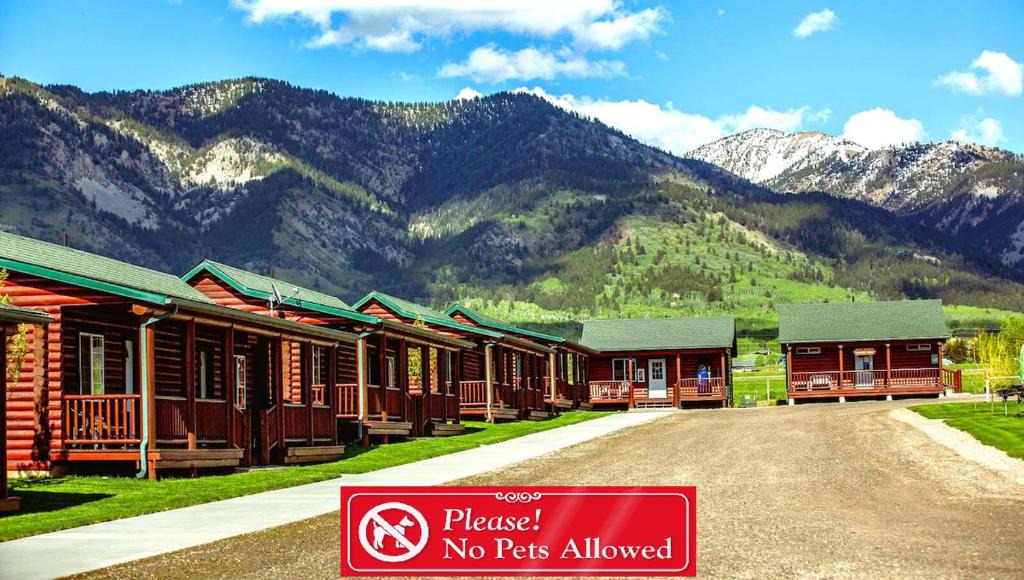 Etna Hotel | Wolf Den Log Cabin Motel and RV Park