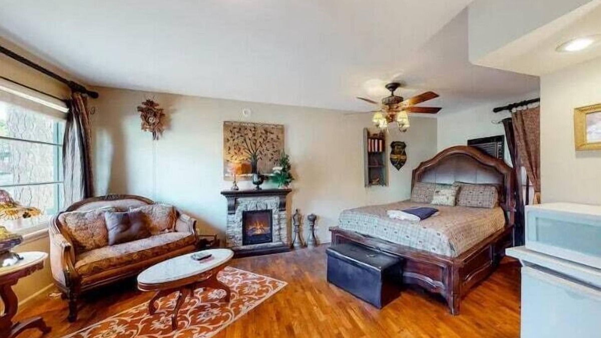 Eureka Springs Historic District Hotel | Wolf's Den at Tradewinds