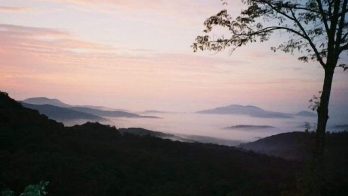 Unaka House | Wolf's Peak Lodge On 7.5 Acres With Views Of 3 States