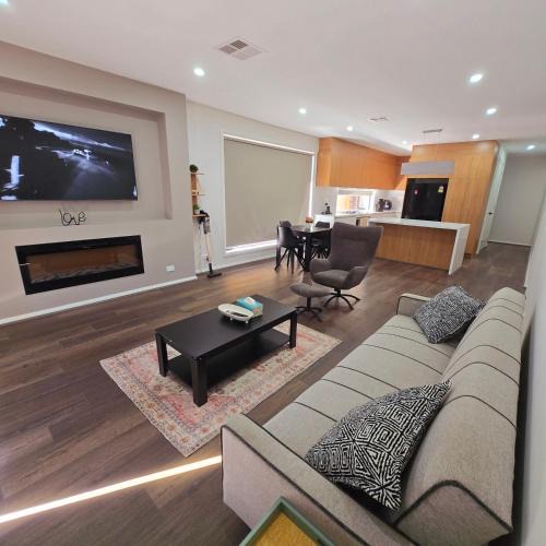Wollert House | Wollert Nest - 4 Bedrooms Family Vacation Home
