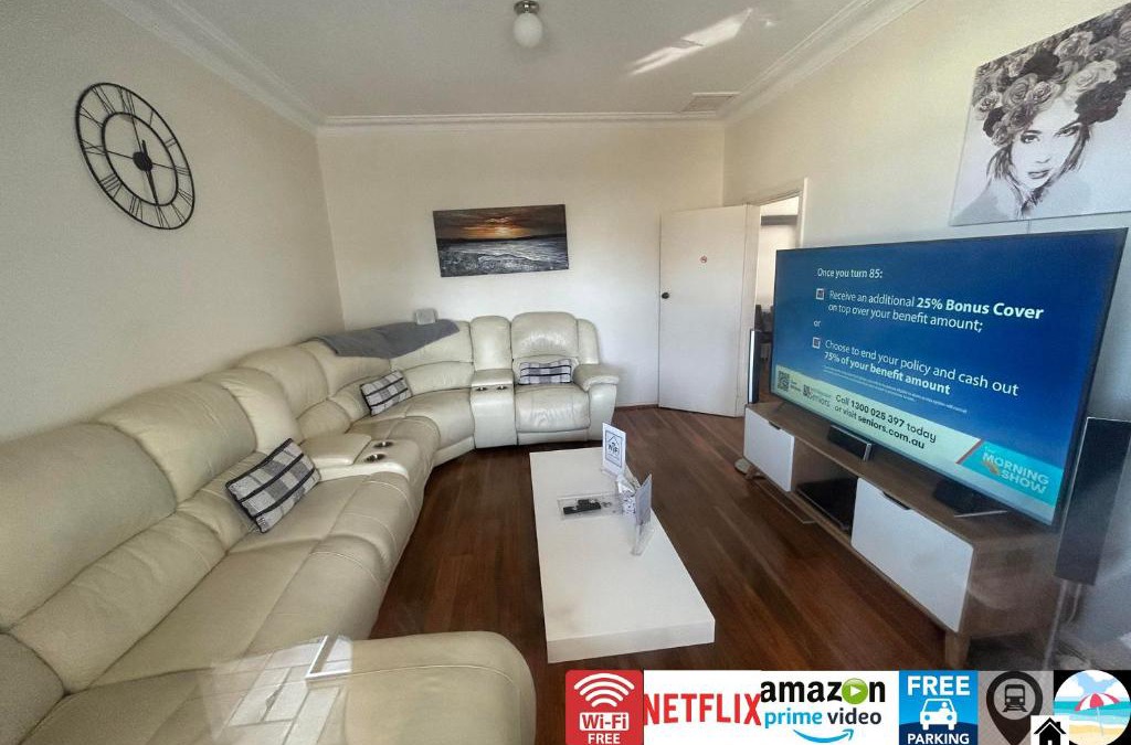 Wollongong CBD House | Wollongong station holiday house with Wi-Fi,75 Inch TV, Netflix,Parking,Beach