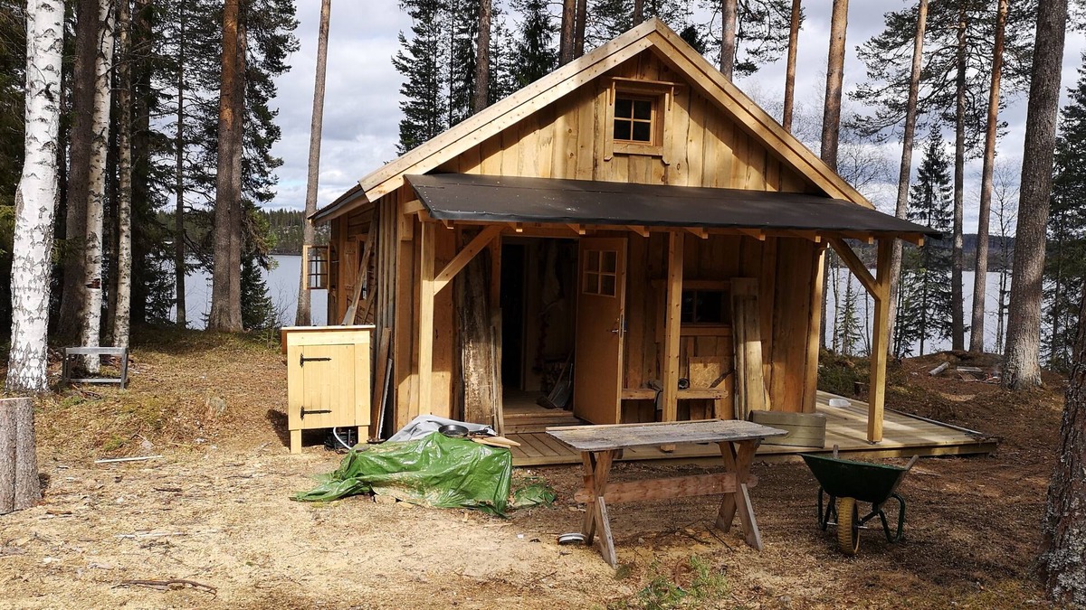 Gallo Cabin | Wolverine lake cabin. Romatic log cabin is completely offgrid