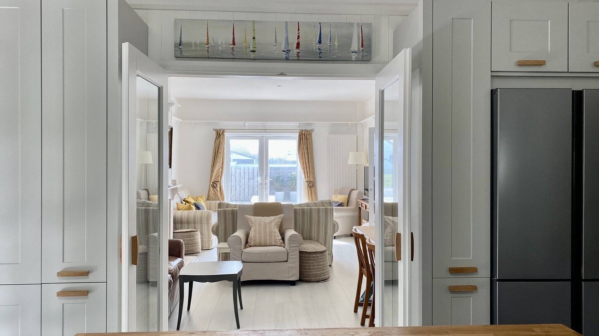 Wittering House | Wonderful home 2min walk to Beach on private beach road, close to West Wittering