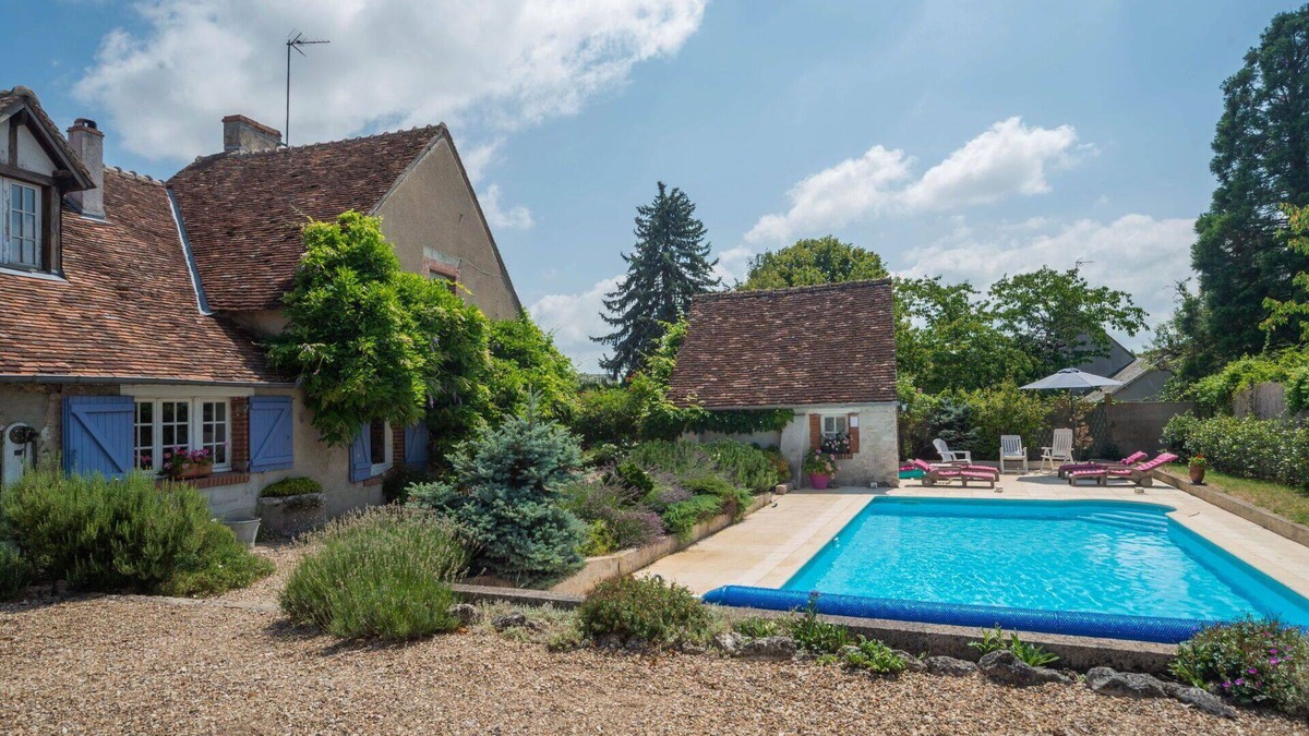 Saint-Denis-sur-Loire House | Wonderful private villa for 6 guests with WIFI, private pool, TV, terrace, pets allowed and park.