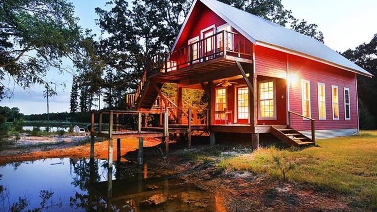 Eustace Cabin | Wonderful 13 Acre East Texas Getaway near Canton on 3 Stocked Ponds!
