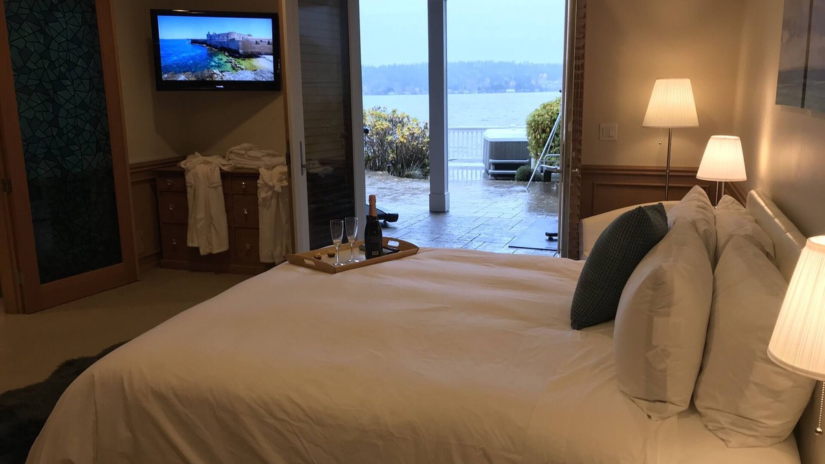 Northeast Bellevue Apartment | Wonderful 3-bd on lake. Perfect for business/couples/families + Peloton Bike
