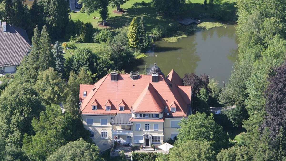Morlbach Apartment | Wonderful 5-room flat with large eat-in kitchen in Mörlbach Castle