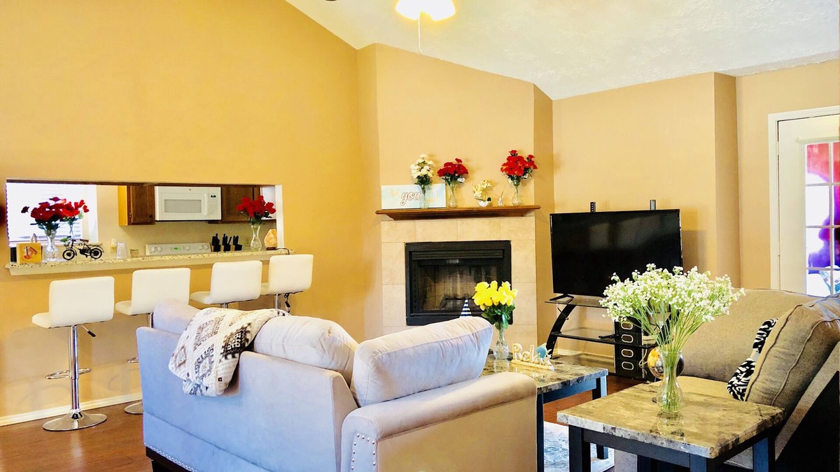 Plano House | Wonderful 5bd in Plano with Sunroom! Spacious, updated, & modern!