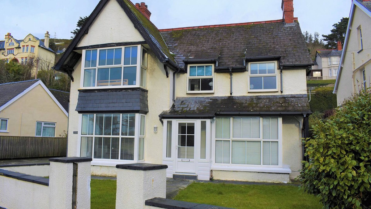 Aberdovey House | Wonderful 7 bedroom House in Aberdovey,sleeps up to 16, Pet Friendly with garden