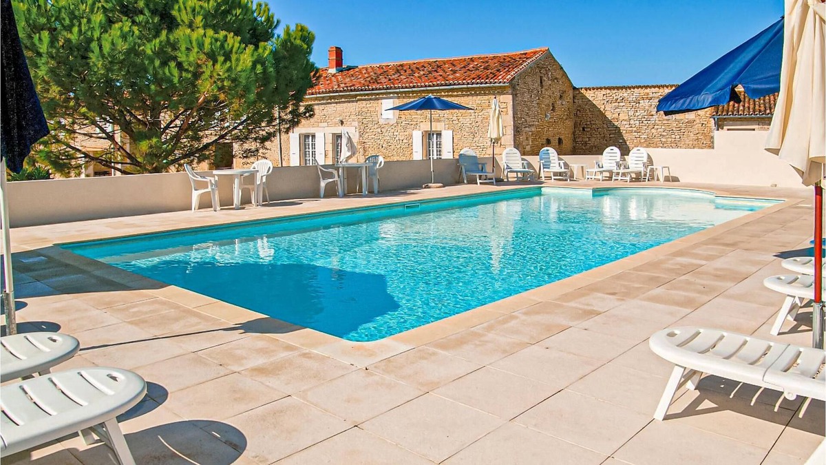 Saint-Hilaire-de-Villefranche House | Wonderful accommodation in century-old building in the countryside.