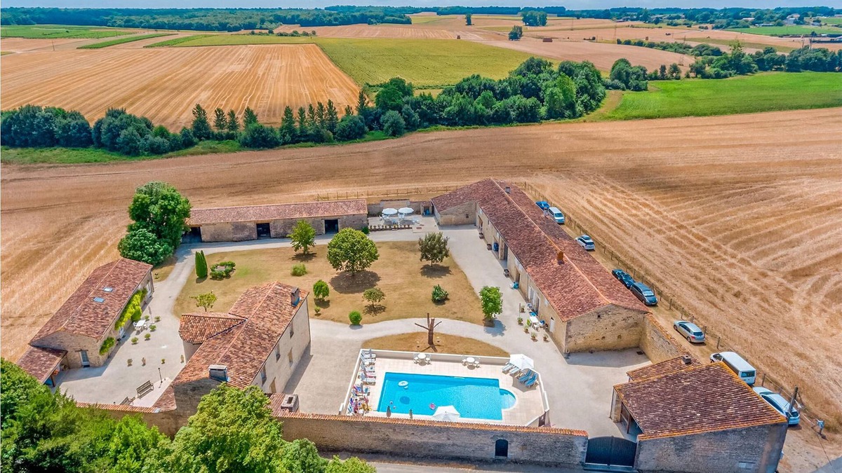 Saint-Hilaire-de-Villefranche House | Wonderful accommodation in century-old building in the countryside.