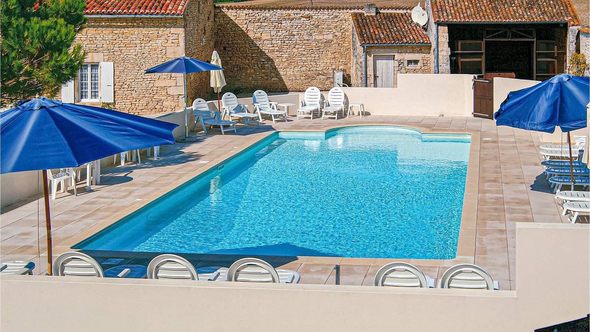 Saint-Hilaire-de-Villefranche House | Wonderful accommodation in century-old building in the countryside.