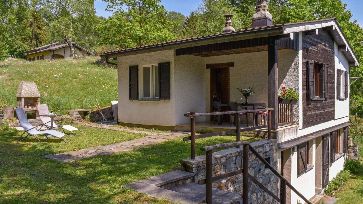 Monteceneri House | Wonderful private villa for 5 guests with WIFI, TV, patio, pets allowed, panoramic view and park.