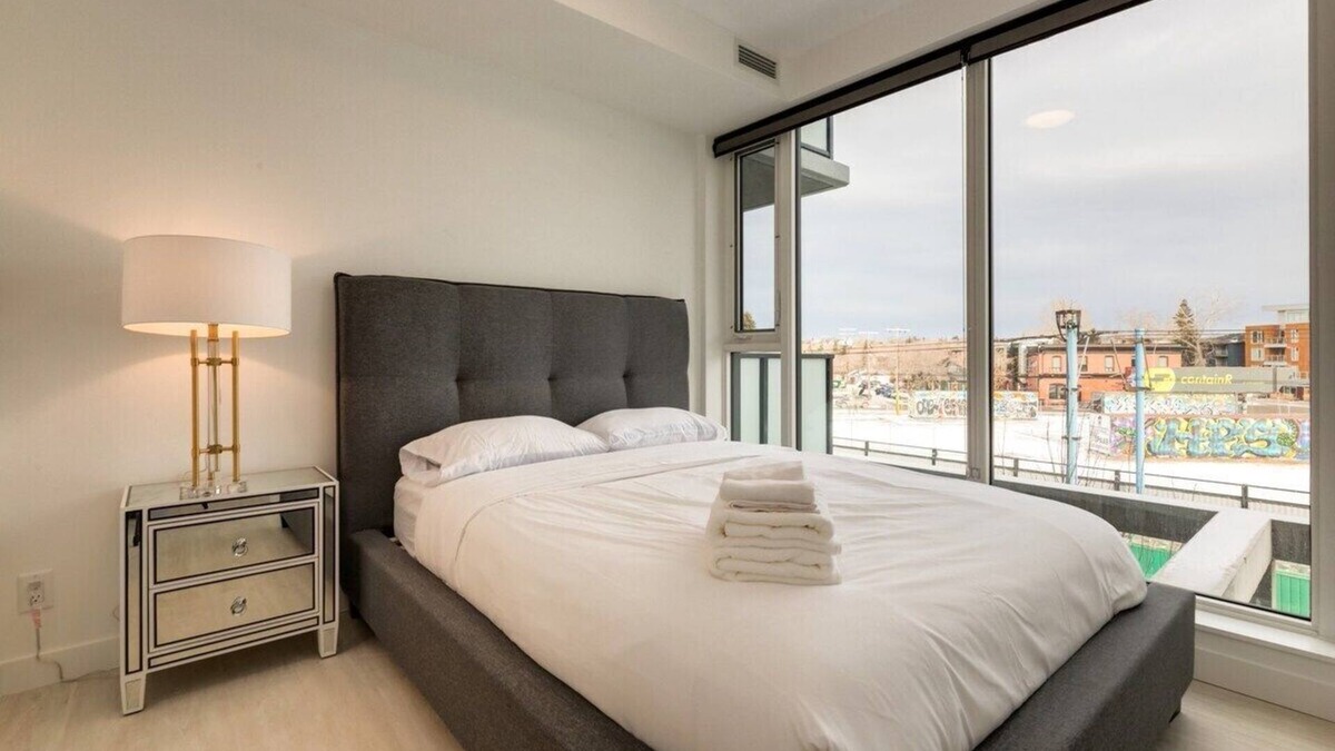 Sunnyside Apartment | *Wonderful* City View Condo in Trendy Kensington