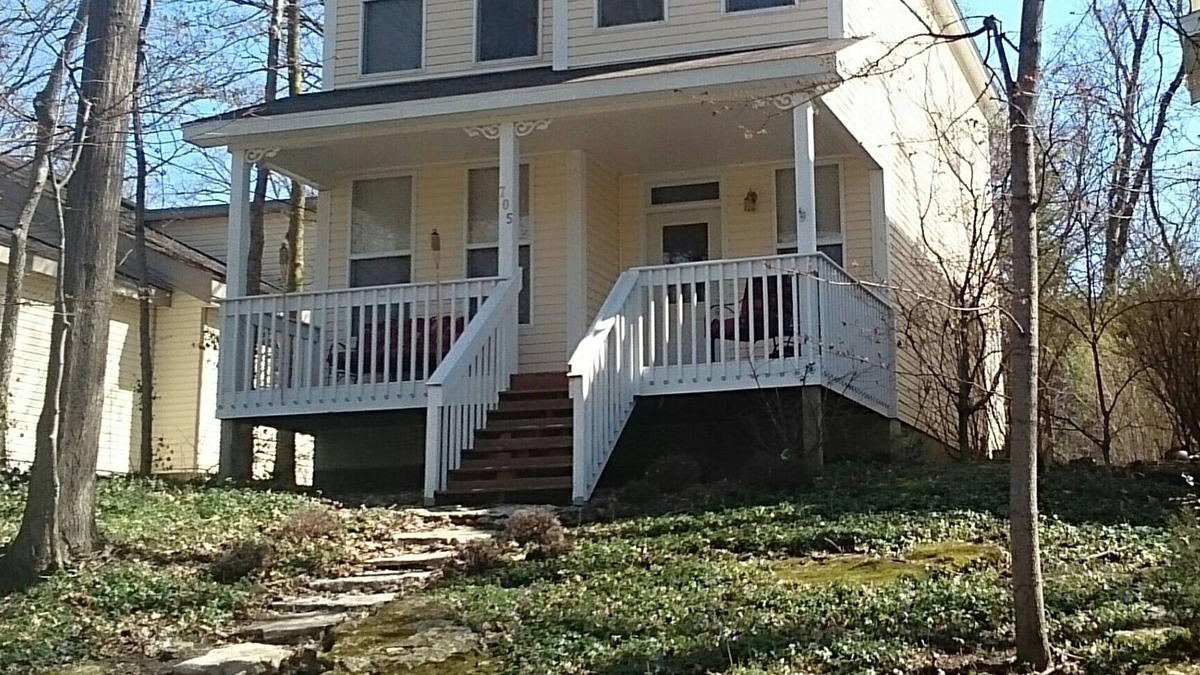 Lakeside Cottage | Wonderful Cottage at Cherry Park 2 Blocks from the Pool