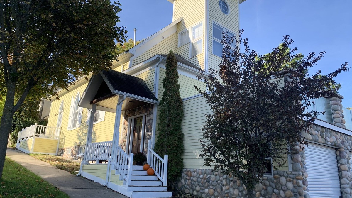 Petoskey House | Wonderful Downtown Petoskey Home on Howard!