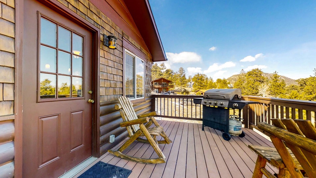 Carriage Hills Cabin | Wonderful family cabin w/stunning views, free WiFi, & full kitchen - near trails
