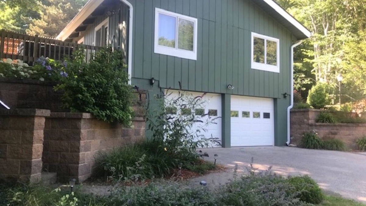 Frankfort House | Wonderful family home surrounded by woods
