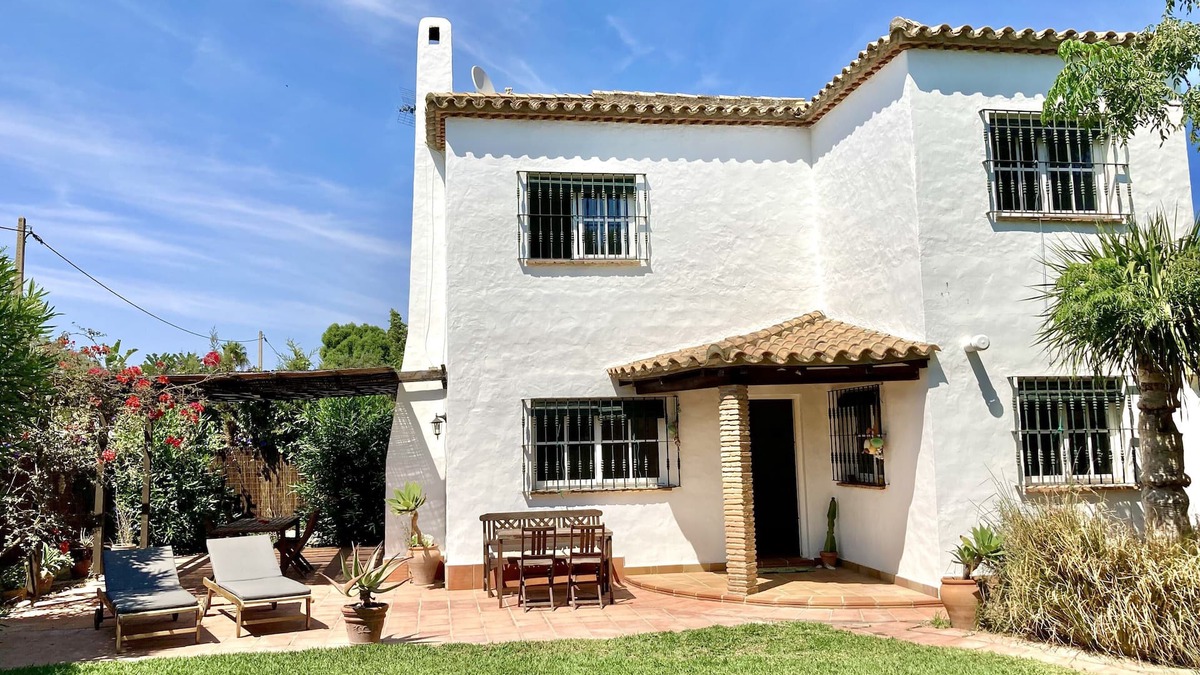 Zahora House | Wonderful holiday home with a big garden near the beach
