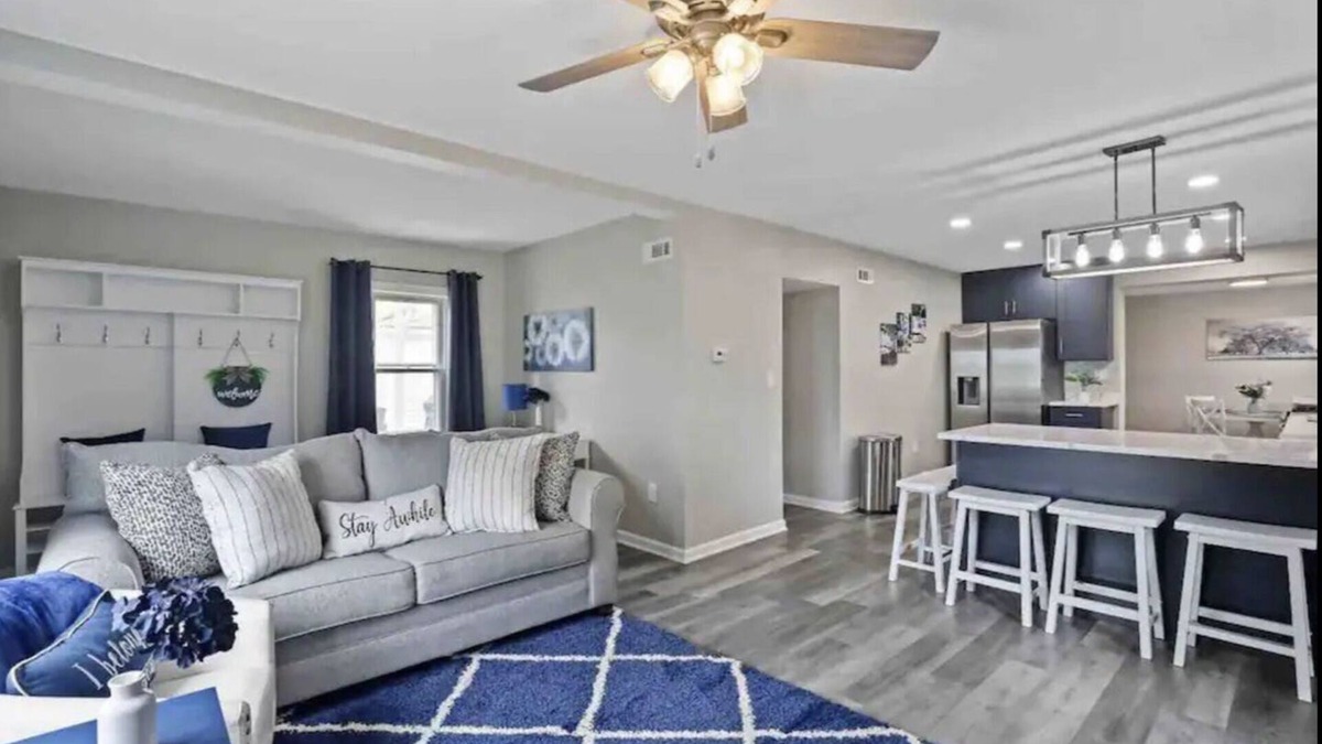 Wood Dale House | Wonderful in Wood Dale, right by ￼O’Hare airport!