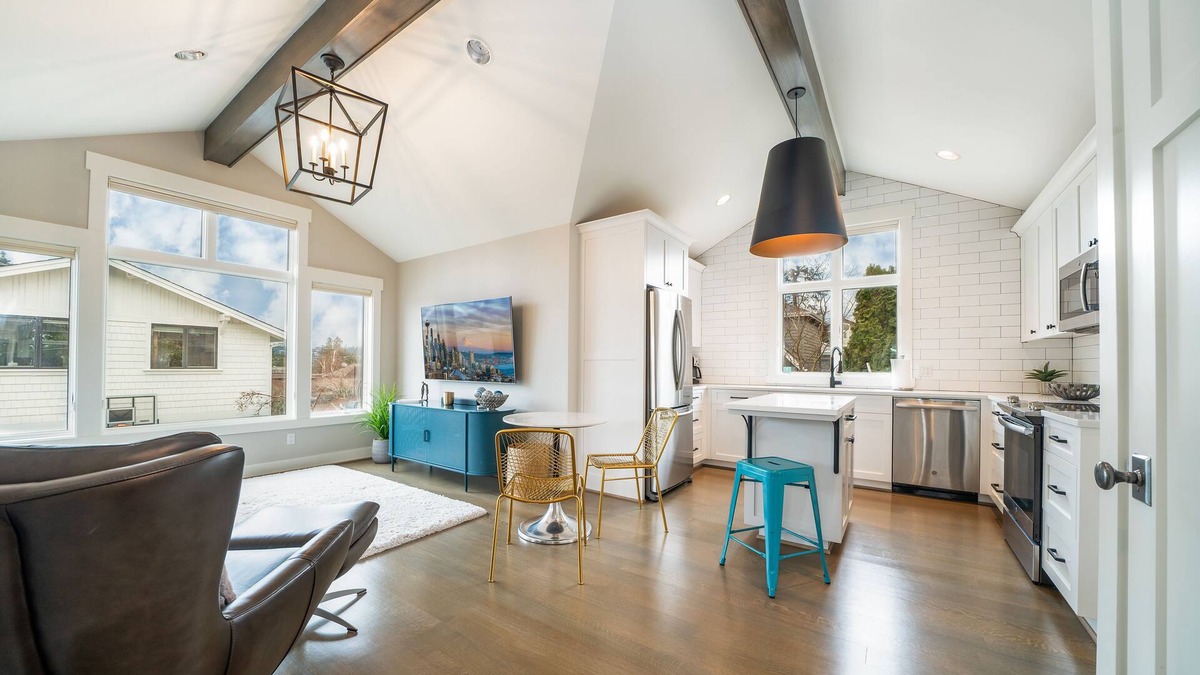 Market House | Wonderful Kirkland Guest House near the beach!
